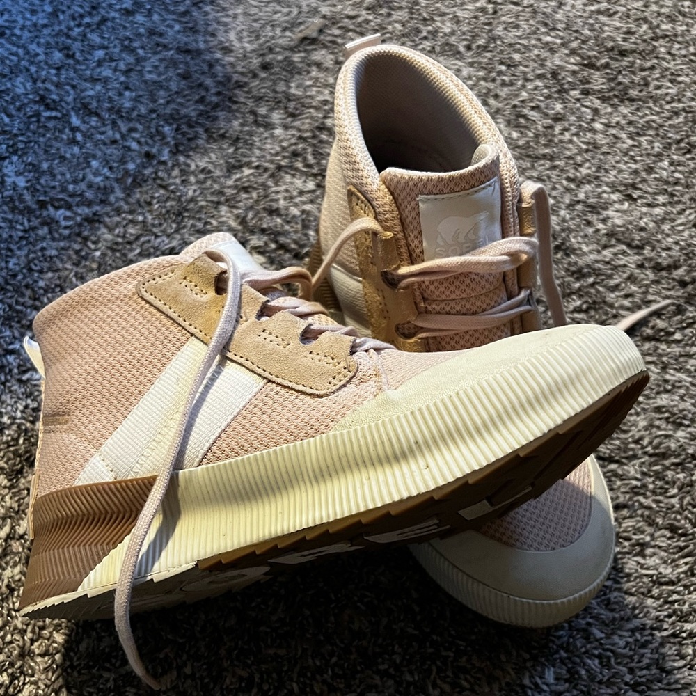 WOMEN'S OUT N ABOUT™ III MID SNEAKER